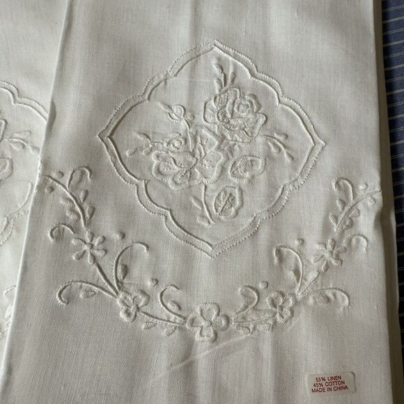 Embroidered Linen‎ Napkins – Set of 12-White Floral Scallop Edge 20 x 13 - Picture 3 of 9